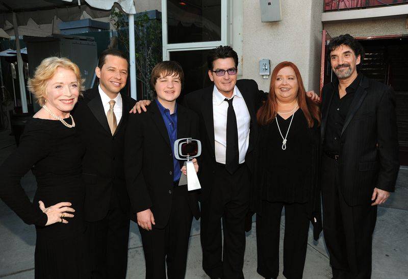 Image may contain: John Cryer, Charlie Sheen, Conchata Ferrell, Angus T. Jones, Blazer, Clothing, Coat, and Formal Wear